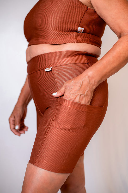 Short biker com bolso âmbar