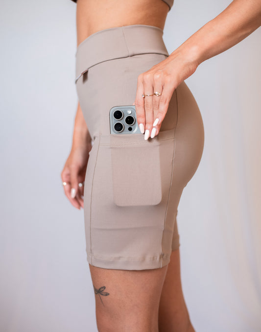 Short biker com bolso capuccino